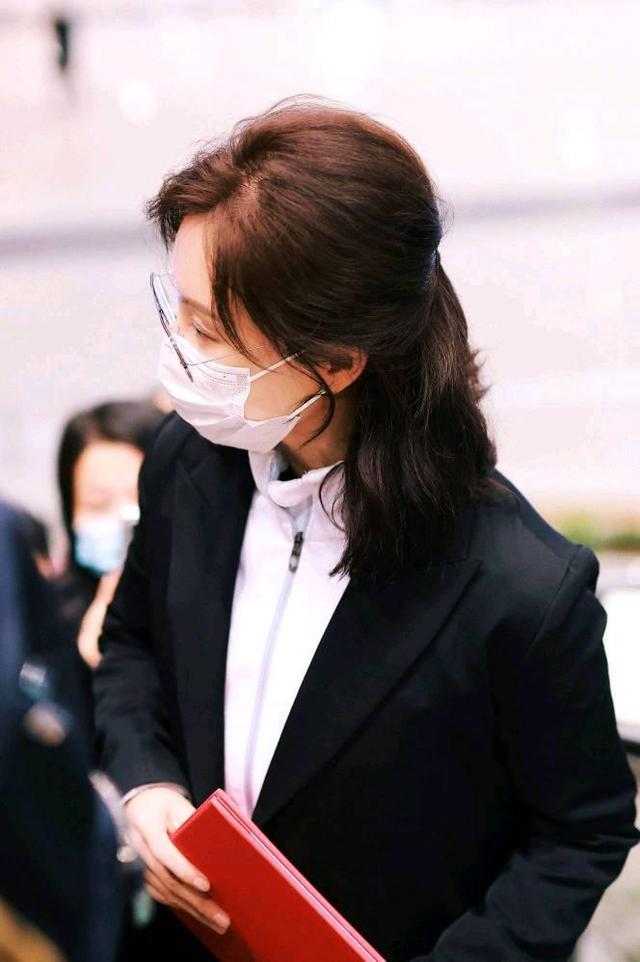 穿衣搭配|陈数素颜走机场，一身黑白穿搭时髦又大气，44岁该有的样子