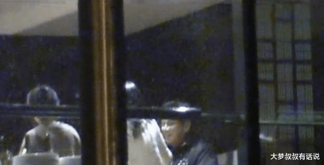 鲜于银淑|才爆睡女粉…谭咏麟被目击“私约长发正妹”！网络掀“阴谋论”