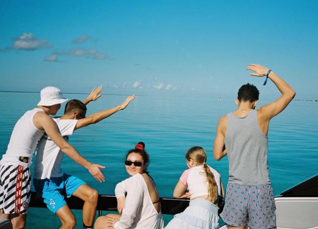 杨紫|贝克汉姆家乘豪华游艇度假，贝嫂体态真年轻，10岁小七身影秀丽