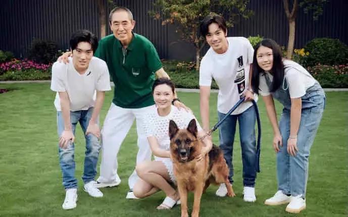 张艺谋|张艺谋夫妇合体！身形干瘪与少妻差别大，陈婷全程玩手机他显无奈，酸了