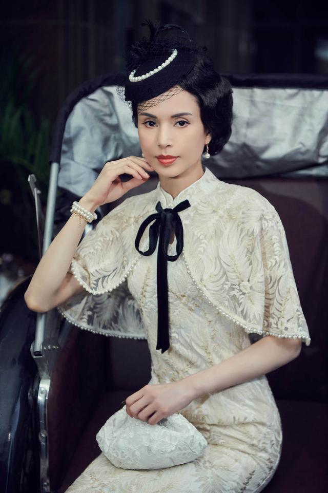 旗袍公馆|李若彤越老越优雅，穿旗袍曲线不输00后，55岁没有一点“阿姨感”