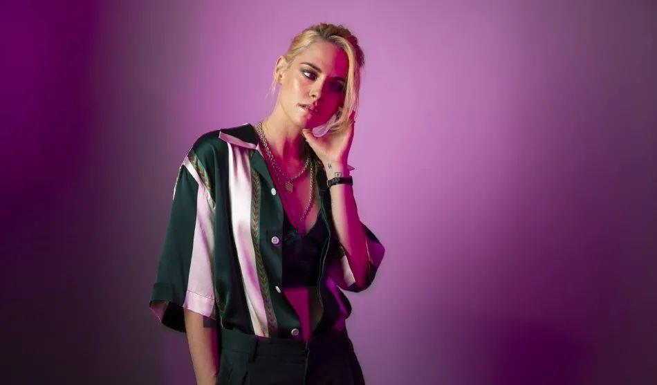 克里斯汀·斯图尔特|克里斯汀斯图尔特曝新写真！浓妆艳抹太性感撩人