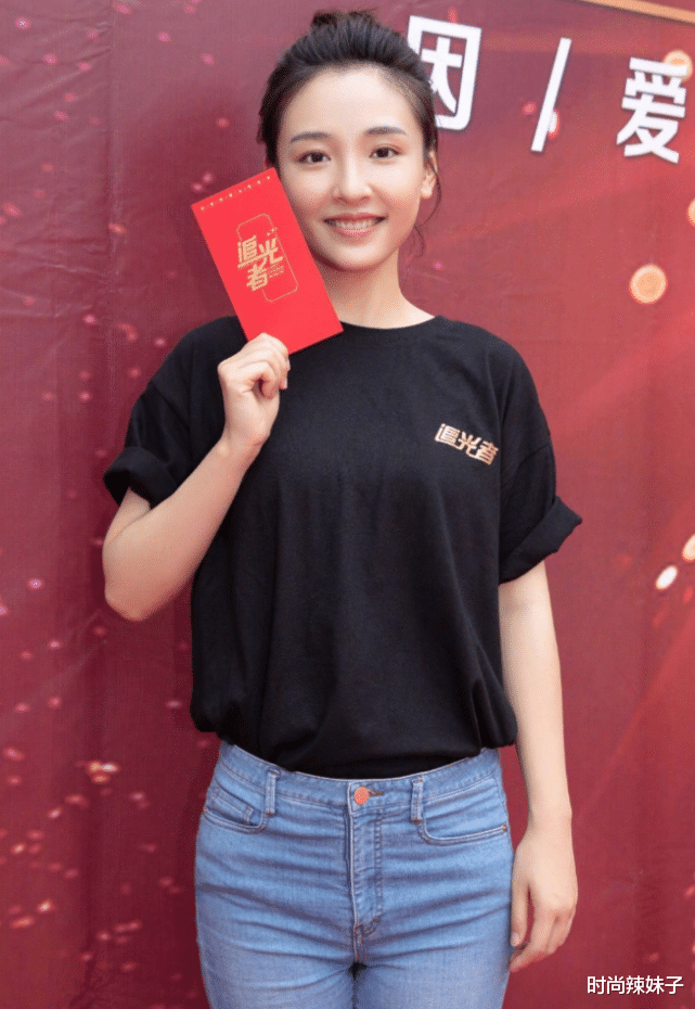 时尚辣妹子|吴倩新剧开机露面，纯素颜暴露真实容颜状态，这谁认得出