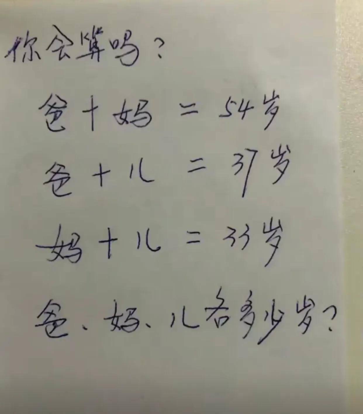 神回复:伴娘躲在角落玩手机,却仍抢了新娘风头!网友评论炸锅了