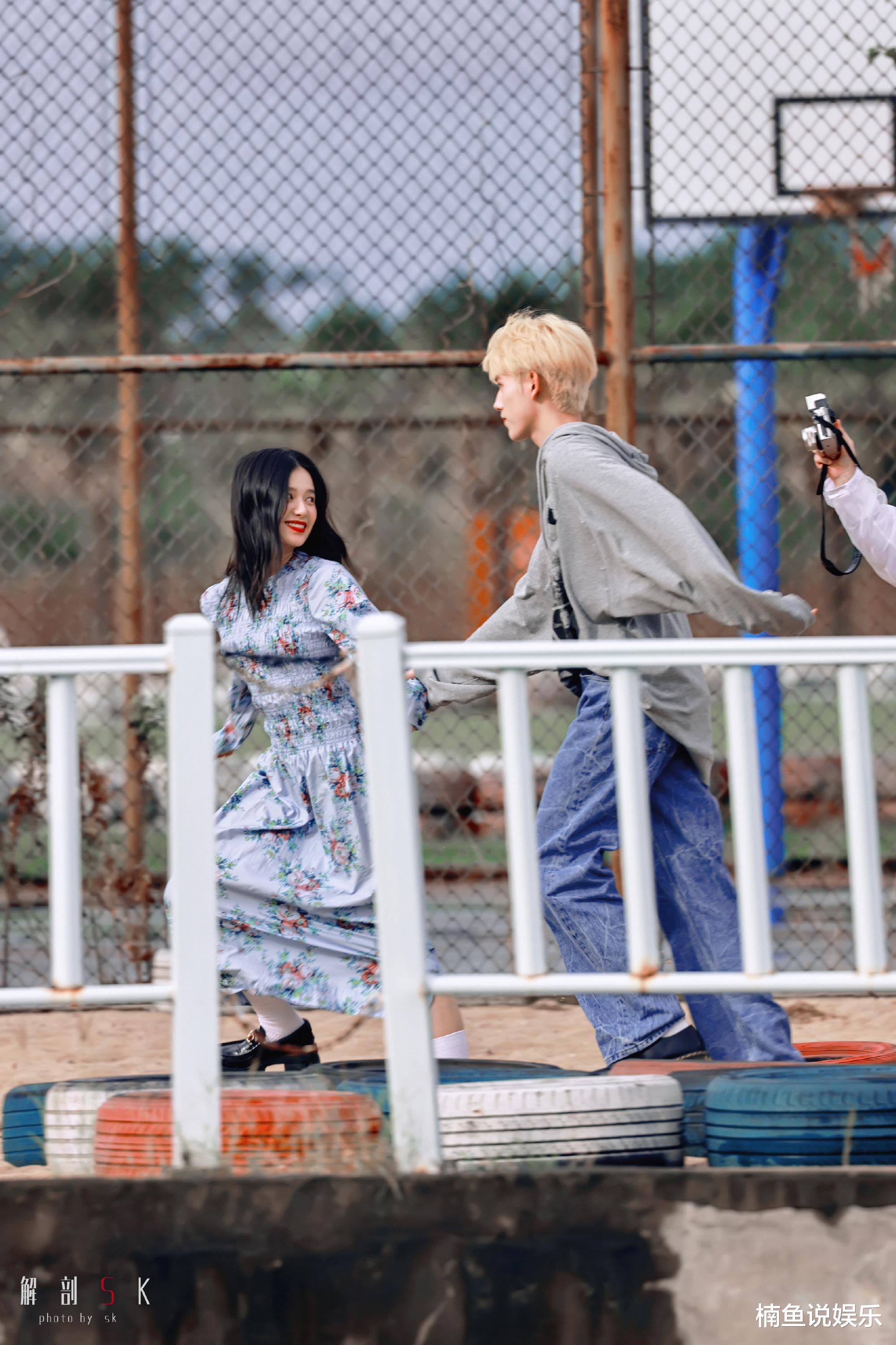 陈飞宇|陈飞宇新剧开机，金发造型宛如贵公子，与张婧仪搭档好般配