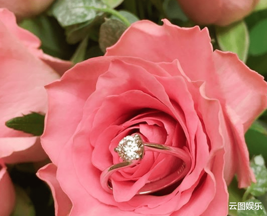 童星|31岁知名童星宣布结婚！称嫁给了爱情，相恋10年男友长相憨厚老实