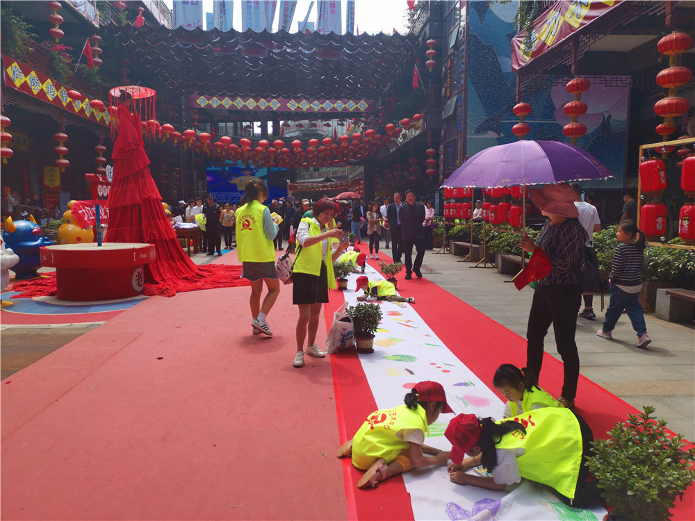 吉安大视界 江西吉安庐陵老街：百名青少儿共绘百米大型画卷 献礼建党百年