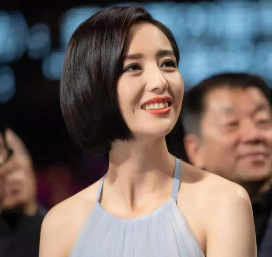 佟丽娅|佟丽娅旧照被曝出，原来是高中时期的她，才能称得上惊鸿一瞥