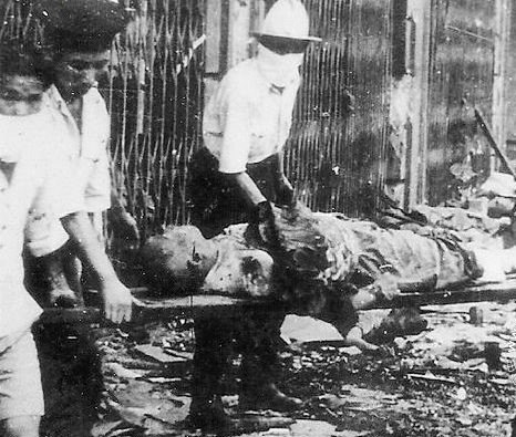 日军|1937年日军炮击下，上海无辜同胞横死街头，真实照片，慎重观看！