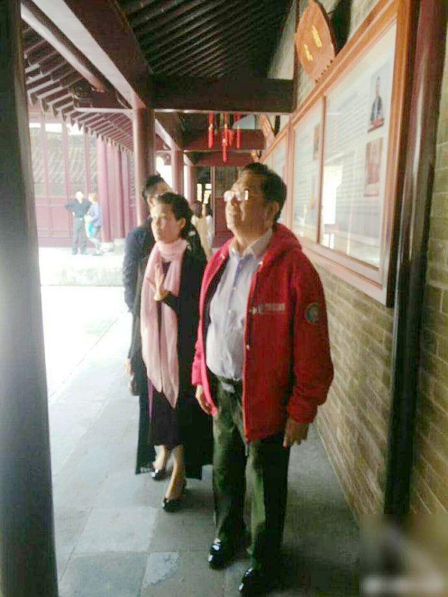 梦鸽|披LV红色围巾戴佛珠显平和，似不再为儿焦虑 李双江妻子梦鸽回乡探亲