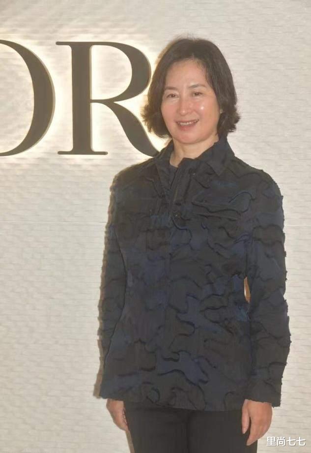 里尚七七 何超琼走红毯穿得好保守，一身正装像是领导视察，富态气质真绝了