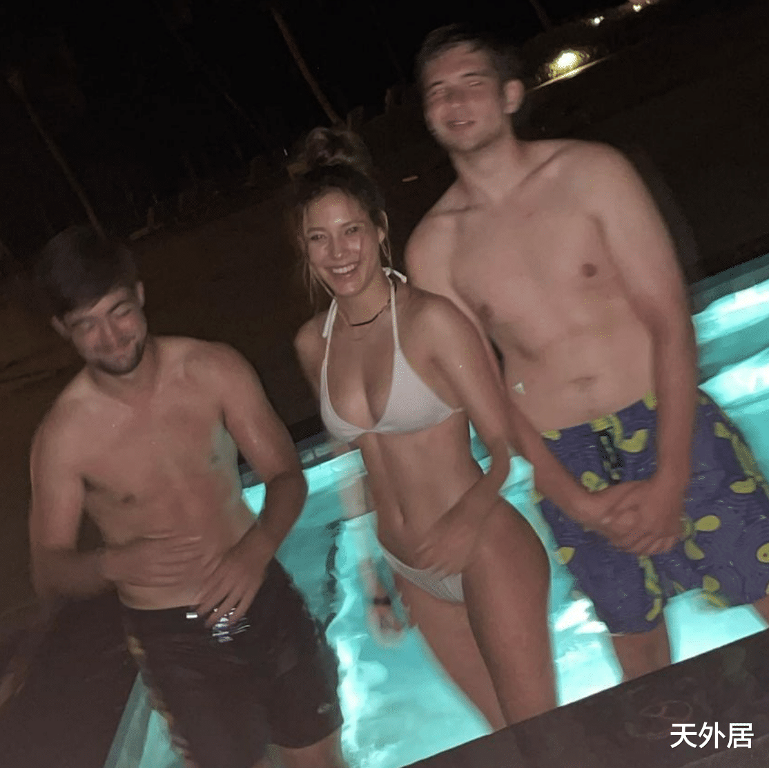 谷爱凌|谷爱凌护照丢了！跨年夜罕见晒泳装照大秀身材：为难忘的一年干杯