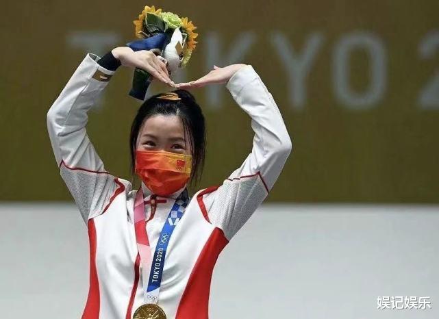 美甲|奥运首金杨倩日常曝光，喜欢化妆美甲是个爱美的女孩，追星蔡徐坤