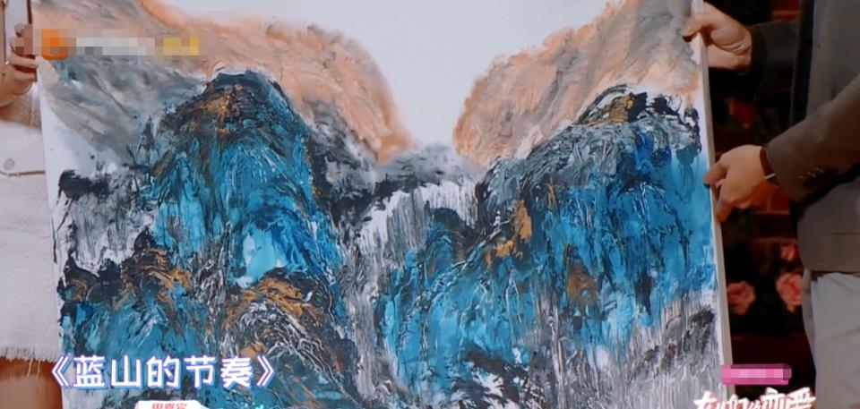 陈乔恩|陈乔恩与男友穿情侣装搞怪合影，艾伦亲手创作壁画彰显艺术天赋