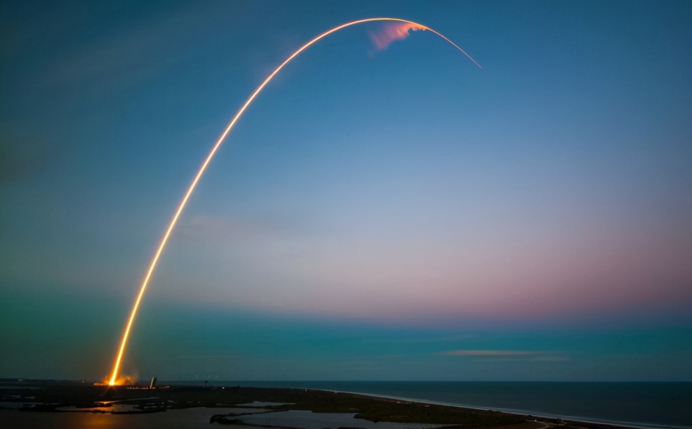 黑洞 一个无限向下掉落的物体，最终会被加速到超越光速吗？