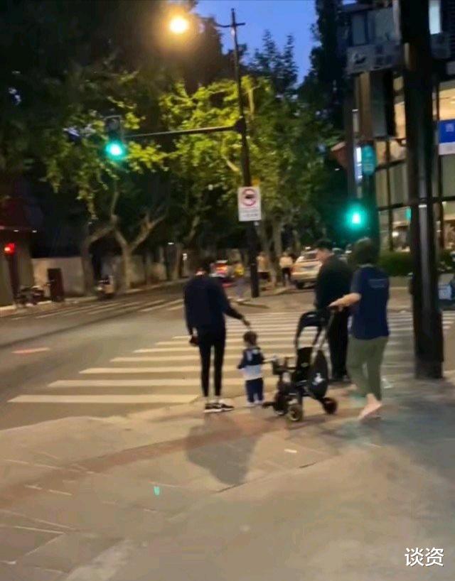 奚梦瑶|奚梦瑶带儿子散步，1岁何广燊学走路呆萌可爱，母子俩身高差抢镜