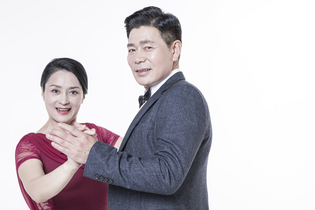 我喜欢你恩|55岁男人与35岁女人二婚，女人：他老欺负我，男人：你是我老婆