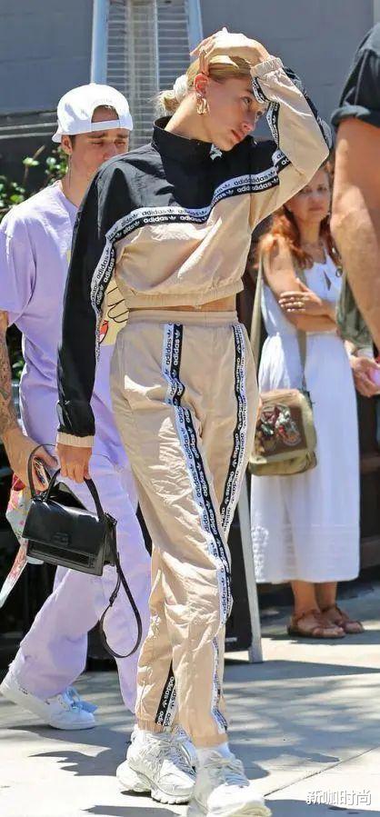 新咖时尚|董卿状态好得没话说，绿色运动服配棒球帽，年近五十却像个大学生