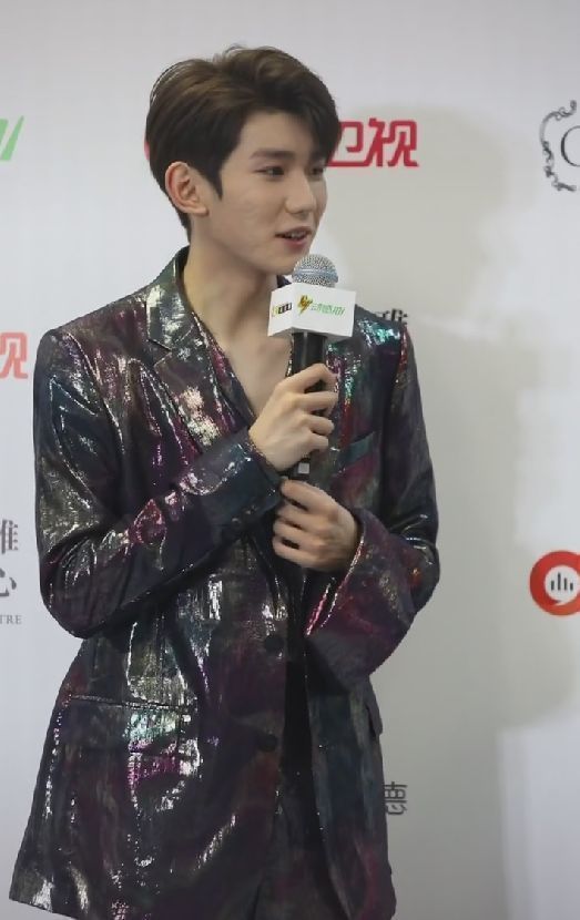 王源|王源出席活动宣传新歌，皮肤状态再引热议，美颜都盖不住痘印