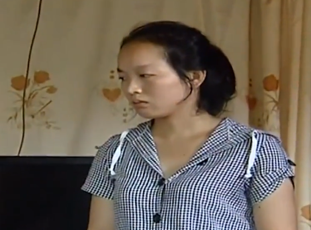 蓦然一牟 农村父母收养19年的女儿，突然跟回富爸爸认亲，只因富爸家里有钱