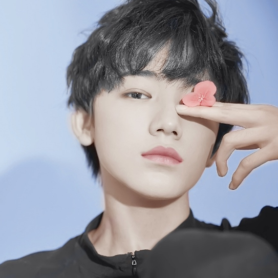 宋亚轩|181宋亚轩和183黄子韬同框，2CM成焦点，到底谁说谎?