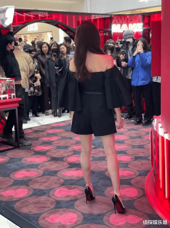 黄晓明|刘诗诗穿露肩装亮相,与旁人形成两季穿搭,鞋跟高得能直接跳芭蕾