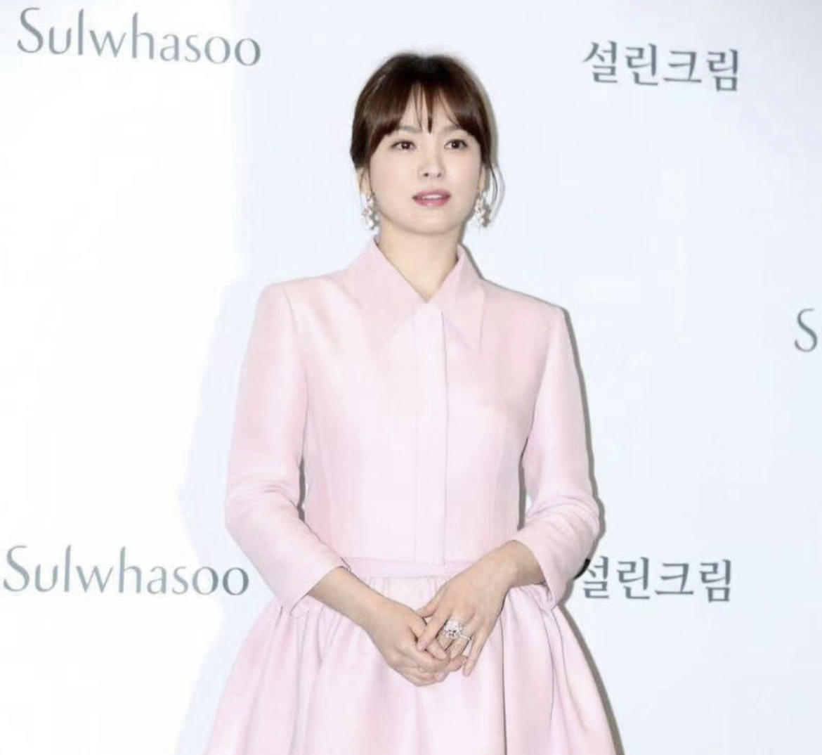 何有强|宋慧乔又“火”了,白色开叉上衣配牛仔短裤清新减龄,甜成邻家妹