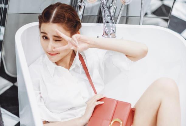 育妈计|高调恋爱2年的何超莲窦骁，现身机场全程无交流，或在“闹情绪”