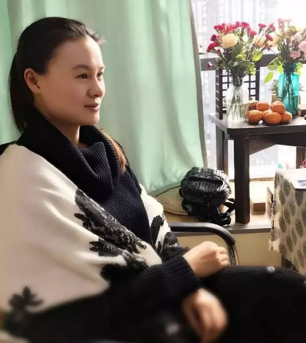 林生斌|疑似林生斌任真真现身，包裹严实带行李箱来接孩子，打算跑路了？