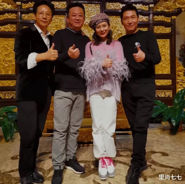 朱军|朱军一家三口聚会，他满脸臃肿妻子像女儿，18岁儿子变家里最胖