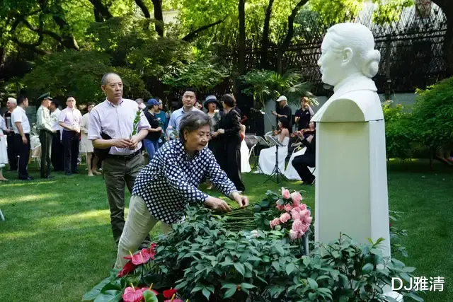 王菲|68岁龚雪80岁达式常近照曝光,老艺术家们神采奕奕,65岁奚美娟真漂亮