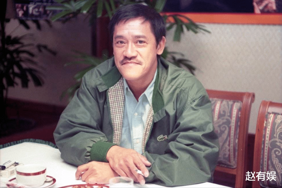 吴耀汉|82岁身家35亿，3年买下11栋楼，却为何不愿意给儿子一套？