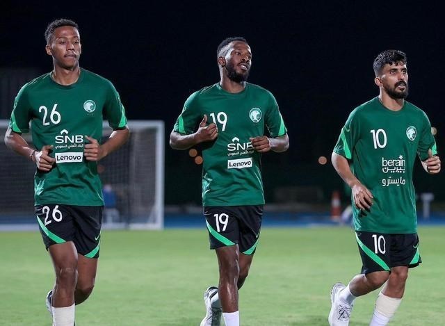 一个人的夜晚 1-0,解气!沙特送出神助攻,决战国足战绩糟糕,李铁手握一王牌