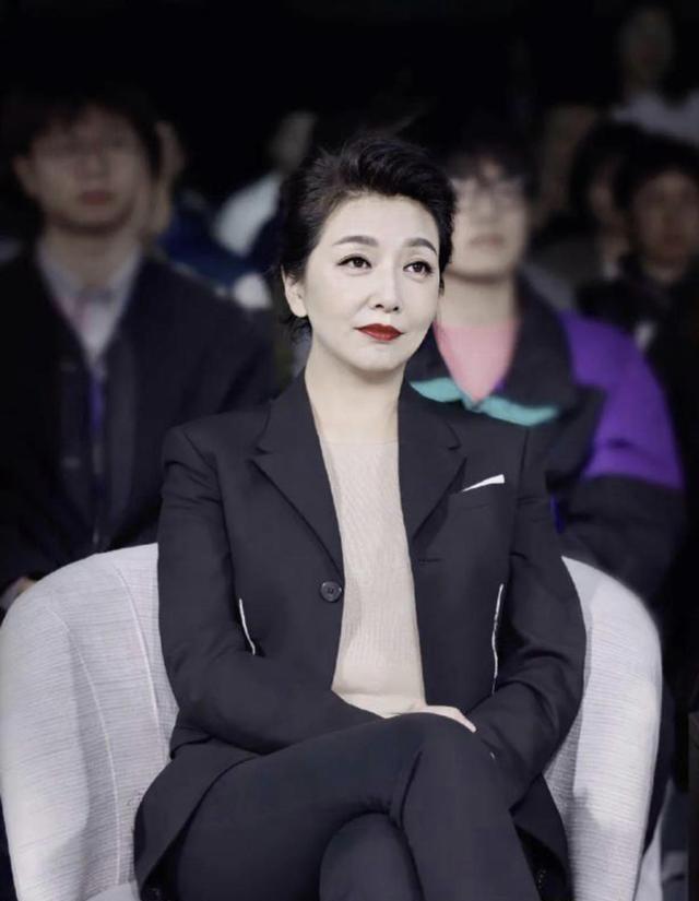 江珊|54岁江珊为戏减肥，一个月瘦了16斤，坦言想把最好的一面留给观众