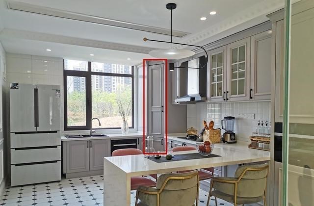 厨房窗户呈L型,水槽要怎么设计?橱柜增加个横切面,利用率提升