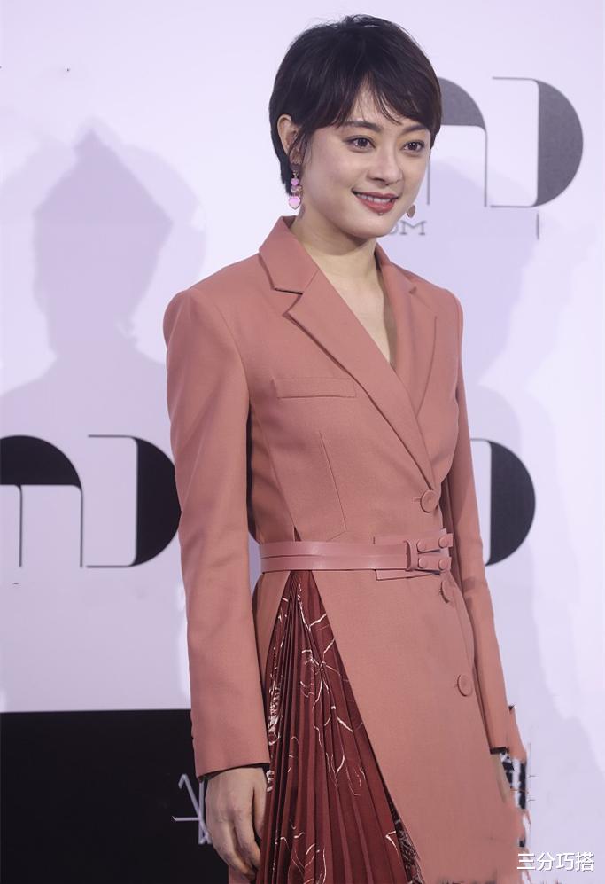 孙俪|孙俪气场还挺强，藕粉色西装裙配个中性短，但整个人颜值都变高了
