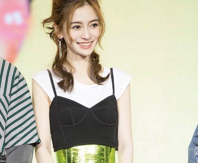 穿衣搭配|angelababy拥有完美容颜不显老,扎半马尾配吊带裙,竹竿腿真吸睛