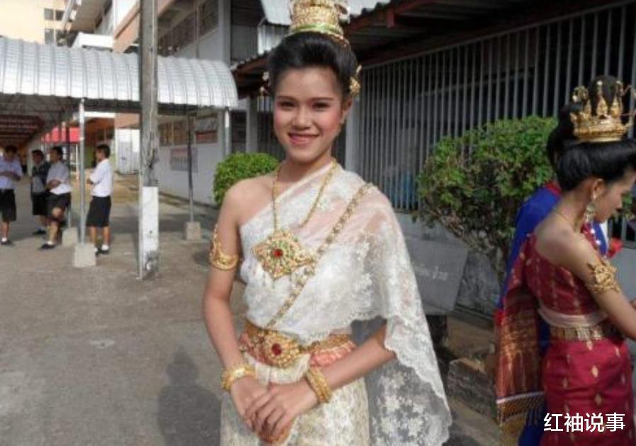 玛哈·哇集拉隆功|20岁提拉蓬校园照曝光，西装笔挺笑容阳光，帅气和妩媚切换自如