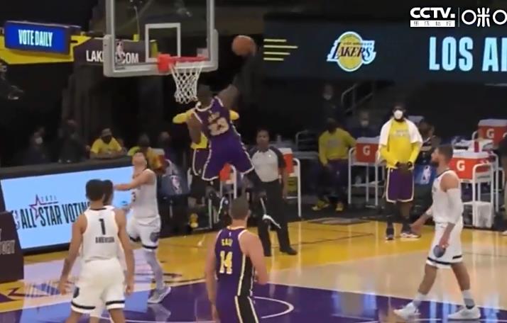 勒布朗·詹姆斯|还说没改年龄！詹姆斯单臂后仰炸筐，直接吓坏替补席队友