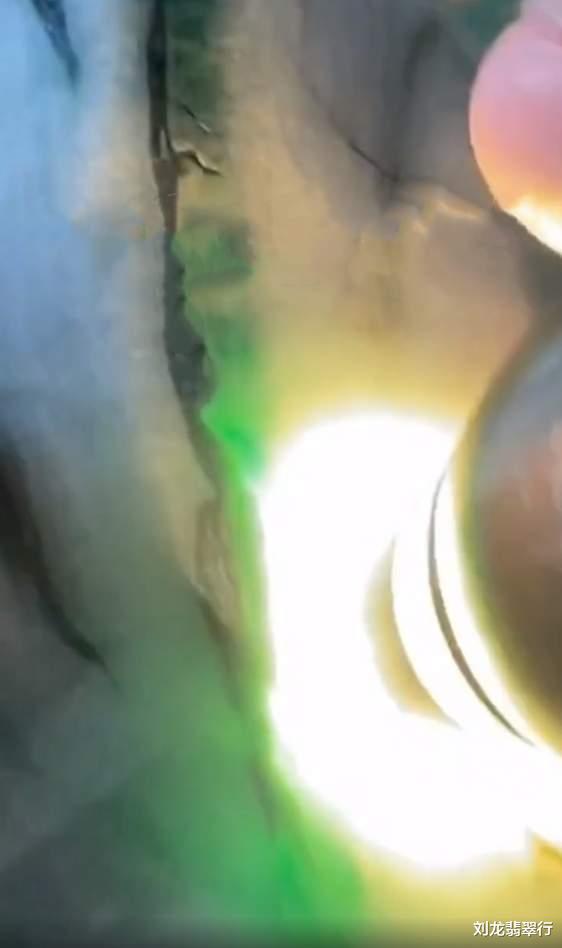 翡翠|翡翠原石的色带是怎么来的？实例解析一目了然！