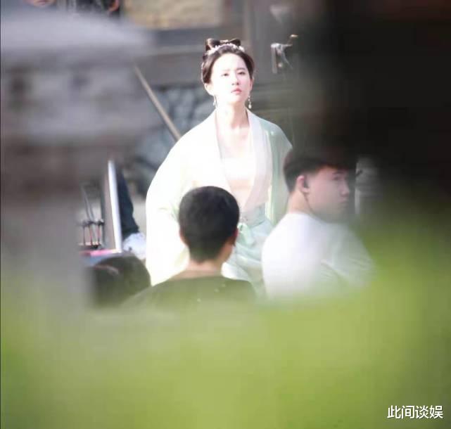 紫霞仙子|刘亦菲拿下《时尚cosmo》开年封，十个月实现一线女刊大满贯！