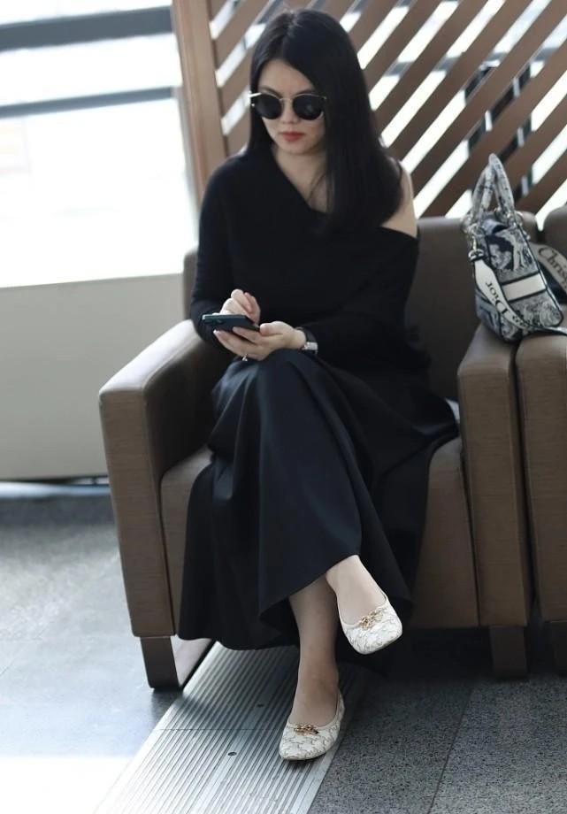 穿衣搭配|李湘是微胖中年女人的穿搭模板，单肩上衣配半裙，显瘦又时尚