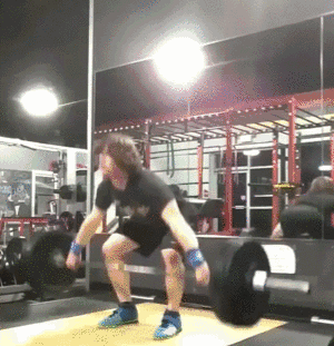 木棉说麻麻 女子在健身房遭男子“误砸”，瞬间倒地不起，网友：健身先健脑?！