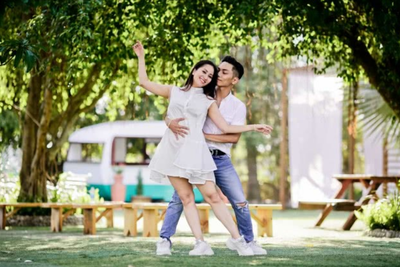 萱爸育儿经 女老师恋小12岁富二代学生，未获同意未婚生子，父母震怒后妥协