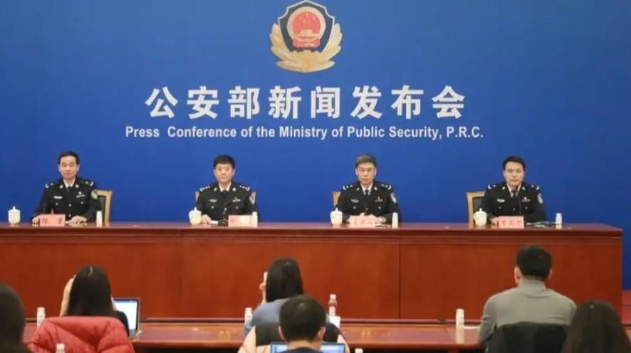 长脖子爸比说|因20元差价女老板被砖头锤杀,凶手潜逃16年落网,被抓时已成家