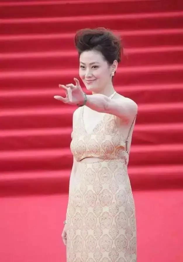 全球时尚号|“初代潘金莲”王思懿，穿露肤吊带裙秀好身材，49岁风韵犹存