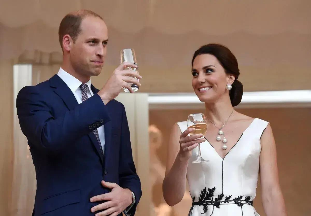 秦岚|秦岚因为拿酒杯的姿势被人嘲讽，很多人说她拿杯子的方式不对