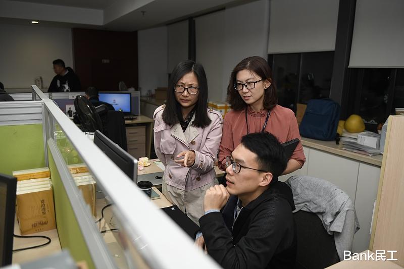 五险一金 银行普通基层员工，月收入究竟有多少？说出来你可能不信！