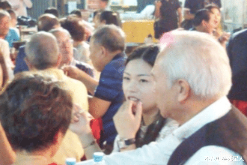 李龙基|69岁TVB戏骨娶30岁娇妻，头花白像父女，6套房转妻子名下