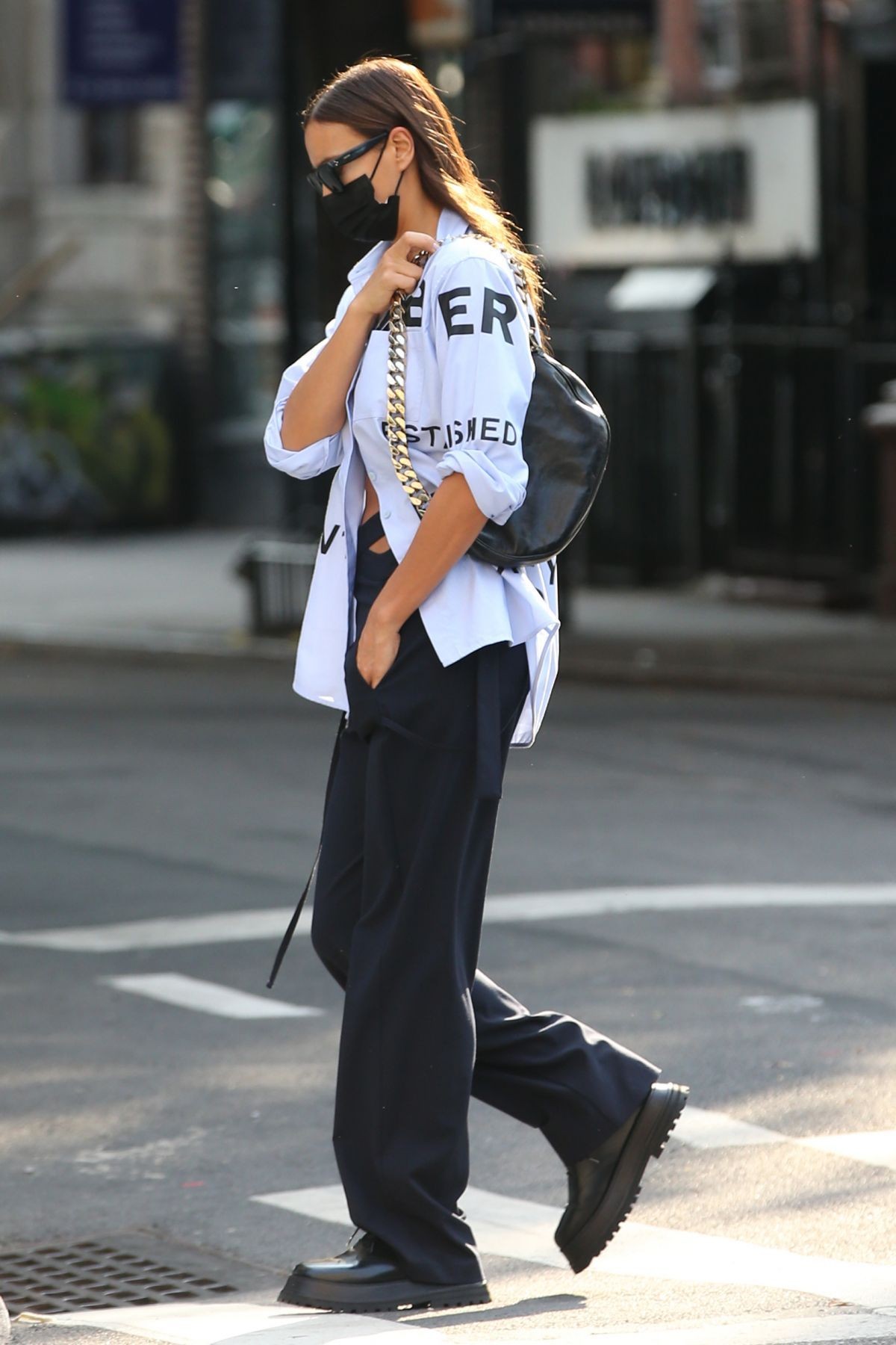 全球时尚风行|超正名模伊莲娜真会“撩”!衬衫只扣一粒超飒,平坦马甲线太羡慕